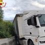 Bilico resta incastrato sulla Statale 28 a Pornassio, intervento dei vigili del fuoco: strada chiusa per oltre un'ora Bilico resta incastrato sulla Statale 28 a Pornassio, intervento dei vigili del fuoco: strada chiusa per oltre un'ora