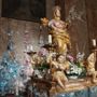 Statua della Madonna dei fiori e alle spalle lapide in memoria dei rettori defunti