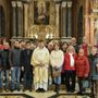 In foto don Enzo Torchio e un coro del Santuario al fianco della Madonna Nera In foto don Enzo Torchio e un coro del Santuario al fianco della Madonna Nera