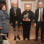 Il vescovo di Alba riceve la statuina del lavoro da Confartigianato e Coldiretti Il vescovo di Alba riceve la statuina del lavoro da Confartigianato e Coldiretti