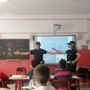Nella foto, uno scatto della Polizia municipale durante un incontro nelle scuole con gli alunni più piccoli. Nella foto, uno scatto della Polizia municipale durante un incontro nelle scuole con gli alunni più piccoli.