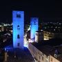 Le torri medievali albesi illuminate di blu