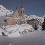 Dalle webcam live di iGate, il momento in cui la neve cade dal tetto del Santuario di Sant'Anna di Vinadio
