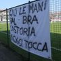 Lo striscione di Gioventù Giallorossa contro la fusione del Bra con l'Albese alla sfida di Eccellenza di domenica 8 marzo tra Cheraschese e Albese