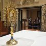 Adorazione eucaristica nella chiesa delle Clarisse, a Bra Adorazione eucaristica nella chiesa delle Clarisse, a Bra