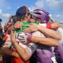 L'abbraccio delle atlete a Saluzzo all'arrivo del Giro d'Italia Women L'abbraccio delle atlete a Saluzzo all'arrivo del Giro d'Italia Women