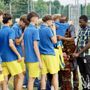 Saluzzo, i compagni di squadra consegnano la maglia n. 10 di Rasmane al padre . - foto Paola Ravazzi