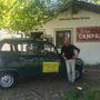 Remo Schellino fuori dal suo studio di produzione a Naviante (Farigliano) con la Renault 4 che utilizza per portare tutta l'attrezzatura Remo Schellino fuori dal suo studio di produzione a Naviante (Farigliano) con la Renault 4 che utilizza per portare tutta l'attrezzatura