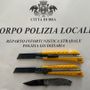 Bra, in auto con un coltello e due cutter: trentenne denunciato dalla Polizia Locale