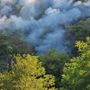 Fiamme sotto il castello vecchio di Barge: intervento in corso per un incendio di sterpaglie