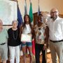 Il presidente Robaldo con Sara Curtis e i suoi familiari dopo la consegna dell'attestato di benemerenza Il presidente Robaldo con Sara Curtis e i suoi familiari dopo la consegna dell'attestato di benemerenza