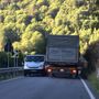 Statale 21, lettore segnala una strettoia pericolosa: "Rischio frontali con i Tir"