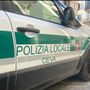 Abbandona rifiuti e urina per strada: individuato e sanzionato a Ceva