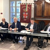 Durante la seduta dell'a 3ª commissione consiliare l'intervento del professor Giovanni Valotti, secondo da sinistra. Alla sua destra Massimo Feira, a destra il presidente di commissione Claudio Tibaldi e il sindaco Carlo Bo Durante la seduta dell'a 3ª commissione consiliare l'intervento del professor Giovanni Valotti, secondo da sinistra. Alla sua destra Massimo Feira, a destra il presidente di commissione Claudio Tibaldi e il sindaco Carlo Bo