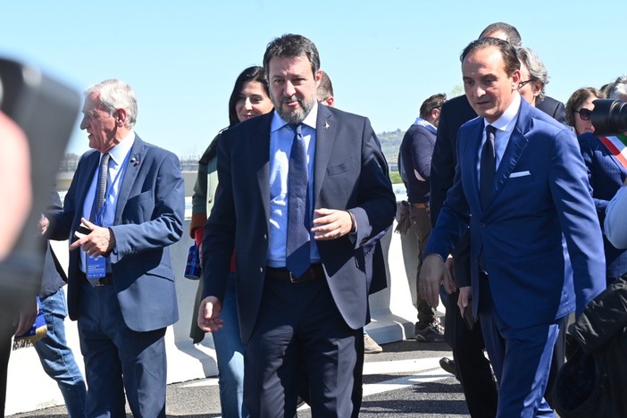 L'arrivo di Salvini al casello Alba Ovest dell'A33 (foto Barbara Guazzone)