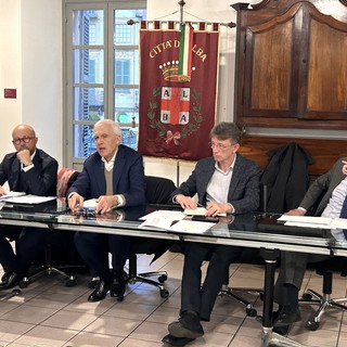 Durante la seduta dell'a 3ª commissione consiliare l'intervento del professor Giovanni Valotti, secondo da sinistra. Alla sua destra Massimo Feira, a destra il presidente di commissione Claudio Tibaldi e il sindaco Carlo Bo