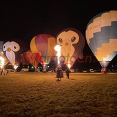 Ecco il Night Glow: mongolfiere accese a tempo di musica per il 34° Raduno Aerostatico dell'Epifania di Mondovì [FOTO E VIDEO]