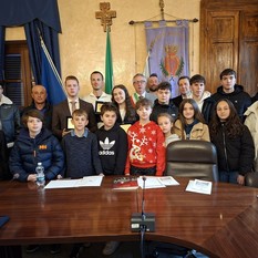Il gruppo dei presenti alla cerimonia Il gruppo dei presenti alla cerimonia