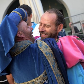 L'abbraccio dopo la vittoria tra il fantino Silvano Accomo e il presidente dei Brichèt Fabrizio Campigotto (Ph. Mauro Gallo Foto, Alba)