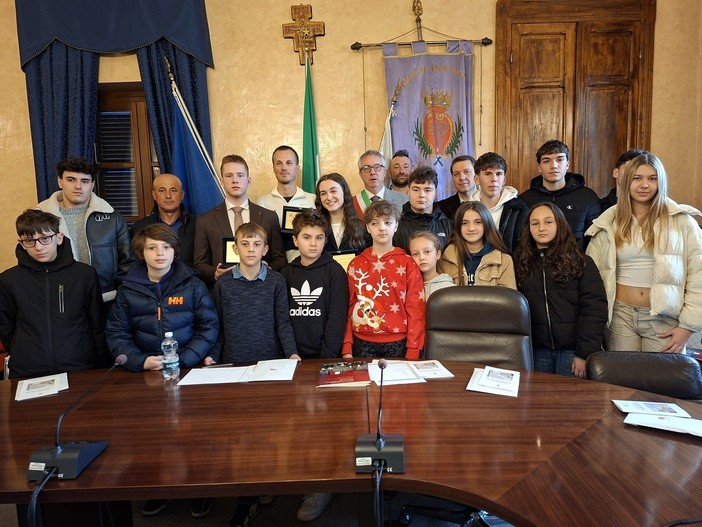 Il gruppo dei presenti alla cerimonia Il gruppo dei presenti alla cerimonia