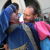 L'abbraccio dopo la vittoria tra il fantino Silvano Accomo e il presidente dei Brichèt Fabrizio Campigotto (Ph. Mauro Gallo Foto, Alba)