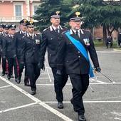 Il maggiore Massimo Caputo e i militari della Compagnia braidese ricevono gli encomi a loro destinati durante la festa dell'Arma tenuta lunedì a Cuneo (foto di Barbara Simonelli)