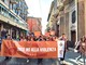 Un’onda arancione per le vie di Alba: ragazze e ragazzi in piazza, per dire &quot;no&quot; alla violenza di genere (FOTO)