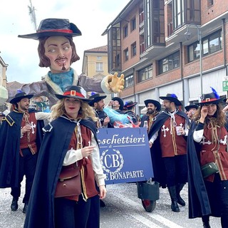 Gruppi e carri dalla Granda e dal Torinese colorano il Carnevale di Mondovì [FOTO E VIDEO]
