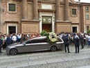 Uno spontaneo applauso ha accompagnato la partenza del feretro dal sagrato della chiesa