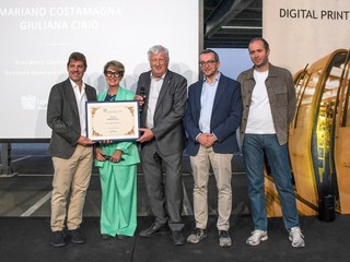 La consegna di una targa da parte di Confindustria Cuneo (Ph. Mauro Gallo Fotografo)