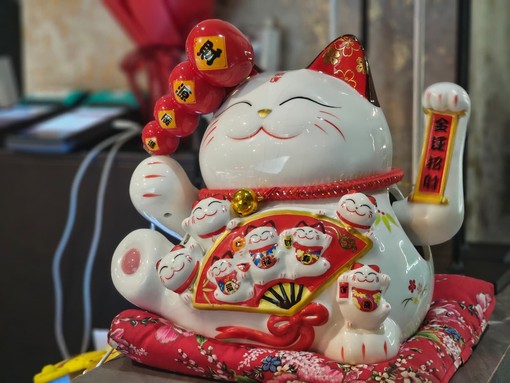 Il 29 settembre è il Maneki Neko Day, letteralmente il gatto che chiama Il 29 settembre è il Maneki Neko Day, letteralmente il gatto che chiama