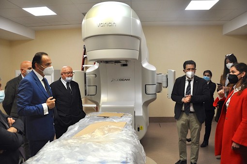 Il governatore Cirio, coi vertici di Asl, Fondazione Crc e Fondazione Nuovo Ospedale nei locali che ospitano l'acceleratore lineare della futura Radioterapia