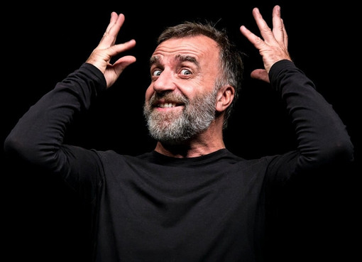 Al Politeama Boglione di Bra cala il sipario sulla stagione con il "Mistero buffo" di Ugo Dighero: già tutto esaurito