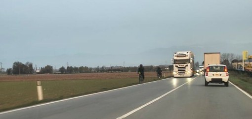 I “migranti della frutta” percorrono le strade diretti verso campi e aziende: un tragitto spesso rischioso tra auto e mezzi pesanti