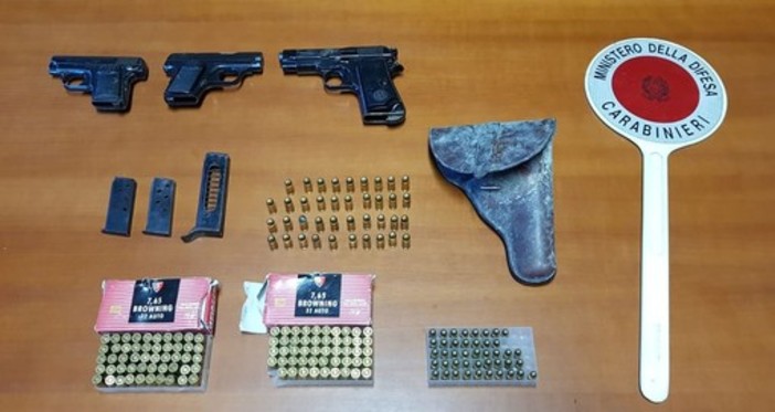 Le armi che vennero sequestrate dai Carabinieri di Centallo