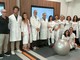 Il dottor De Roberto, al centro della foto, col team del reparto, la direttrice generale Paola Malvasio e il direttore amministrativo Claudio Monti Il dottor De Roberto, al centro della foto, col team del reparto, la direttrice generale Paola Malvasio e il direttore amministrativo Claudio Monti