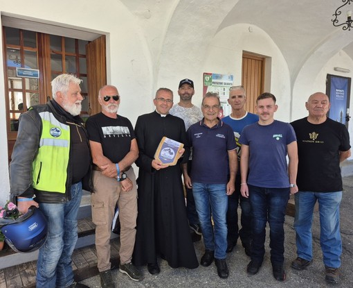 Il moto club della Polizia ieri in visita al santuario di Sant'Anna di Vinadio Il moto club della Polizia ieri in visita al santuario di Sant'Anna di Vinadio
