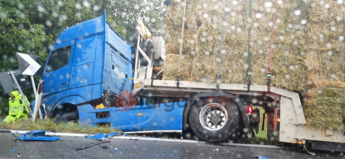 Scontro tra due mezzi pesanti prima dell'Olla a Gaiola: uno finisce fuori strada. Chiusa al transito la statale 21 Scontro tra due mezzi pesanti prima dell'Olla a Gaiola: uno finisce fuori strada. Chiusa al transito la statale 21