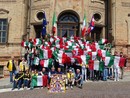In foto gli studenti braidesi omaggiati con il tricolore dal Lions Club Bra Host
