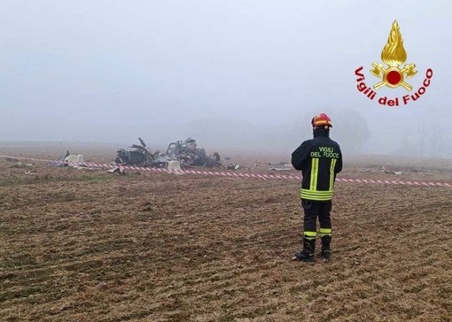 Elicottero partito da Costigliole d'Asti si schianta nel Mantovano: morto il pilota Elicottero partito da Costigliole d'Asti si schianta nel Mantovano: morto il pilota