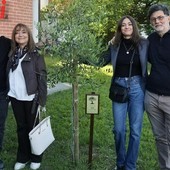 Mimmo Lucano ad Asti con la famiglia di Adele e l'albero a lei dedicato Mimmo Lucano ad Asti con la famiglia di Adele e l'albero a lei dedicato