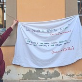 Lo striscione affisso al Da Vinci di Alba Lo striscione affisso al Da Vinci di Alba