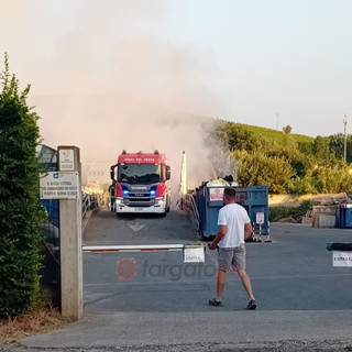 Domato l'incendio all'isola ecologica di Canale