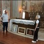 Neive, la pittrice astigiana An Teo dona tre opere sacre alla parrocchia dei Santi Pietro e Paolo