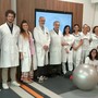 Il dottor De Roberto, al centro della foto, col team del reparto, la direttrice generale Paola Malvasio e il direttore amministrativo Claudio Monti Il dottor De Roberto, al centro della foto, col team del reparto, la direttrice generale Paola Malvasio e il direttore amministrativo Claudio Monti