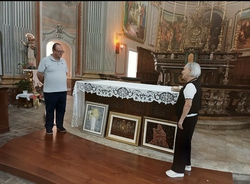 Neive, la pittrice astigiana An Teo dona tre opere sacre alla parrocchia dei Santi Pietro e Paolo