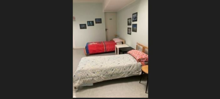 Gli interni del dormitorio della Caritas a Savigliano Gli interni del dormitorio della Caritas a Savigliano