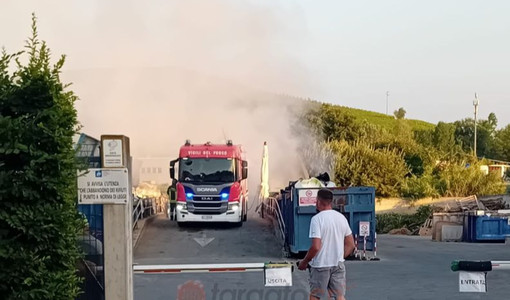 Domato l'incendio all'isola ecologica di Canale Domato l'incendio all'isola ecologica di Canale