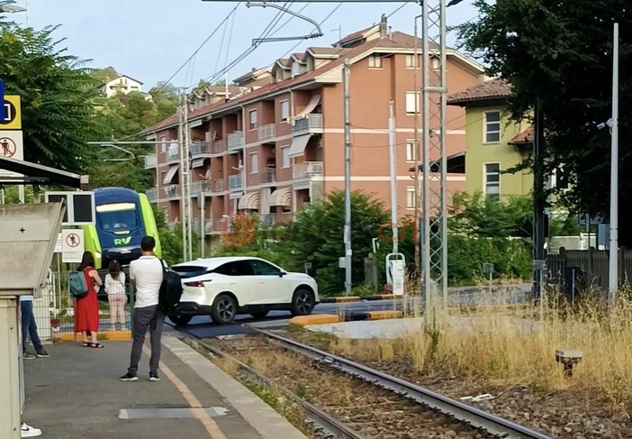 Alba, il passaggio a livello del Mussotto non si chiude: treno si ferma giusto in tempo per non travolgere l'auto Alba, il passaggio a livello del Mussotto non si chiude: treno si ferma giusto in tempo per non travolgere l'auto