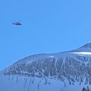 L'elicottero del 118 in volo a Cima delle Lose